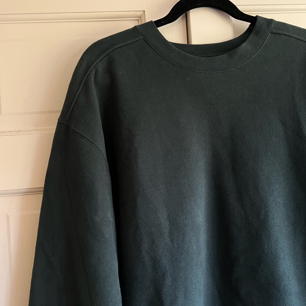 Woman’s oversized dark green crew neck sweatshirt